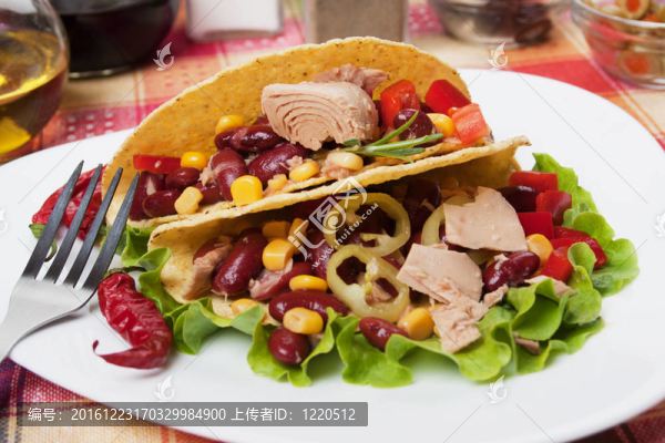 小辣椒和玉米殼金槍魚沙拉