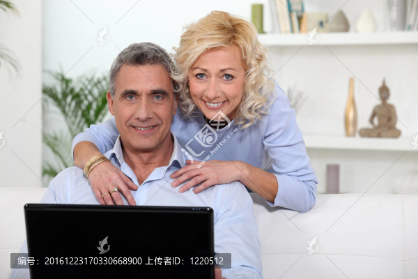 在家使用筆記本電腦的成熟夫婦