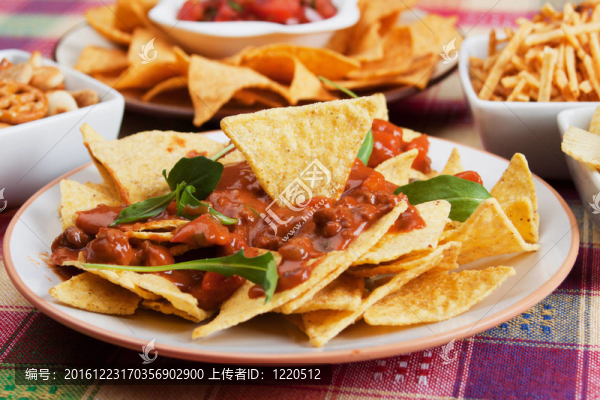 玉米片；辣椒醬的玉米片