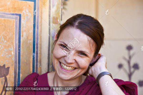 以舊墻為背景的美麗白人婦女肖像