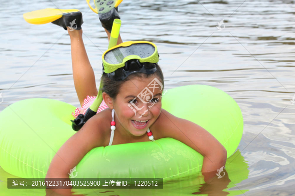 年輕的女孩學(xué)習(xí)潛水