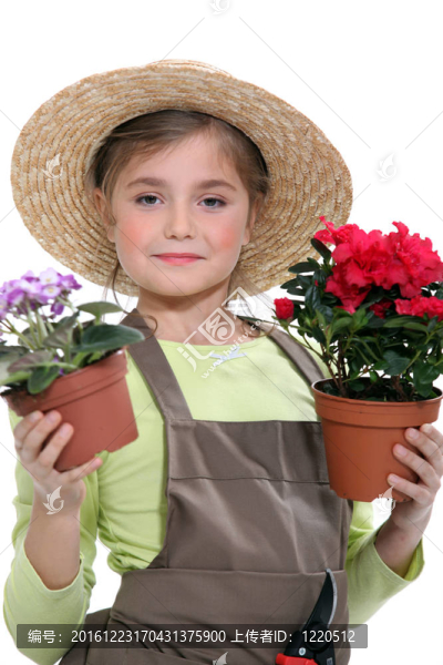 小女孩拿著花盆