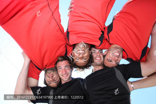 五個年輕男子玩橄欖球的低角度射門