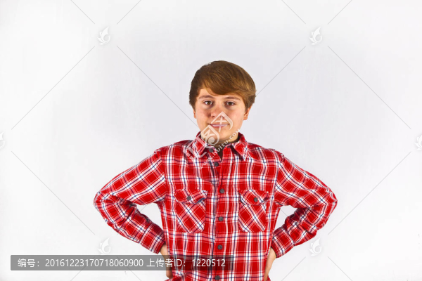 穿著紅色襯衫的年輕男孩