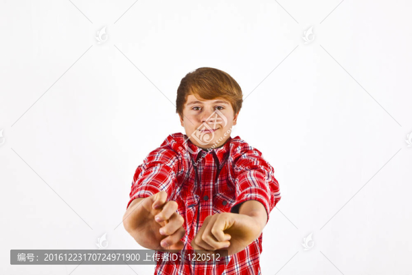 穿著紅色襯衫的年輕男孩