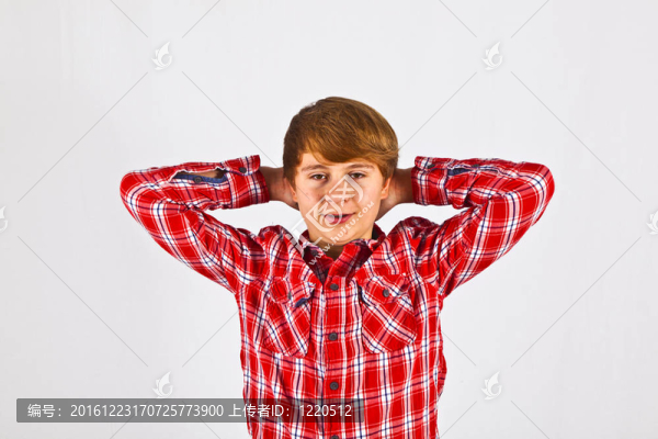 穿著紅色襯衫的年輕男孩