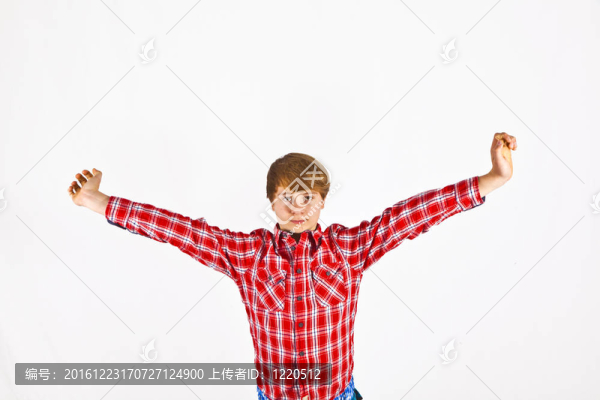 穿著紅色襯衫的年輕男孩