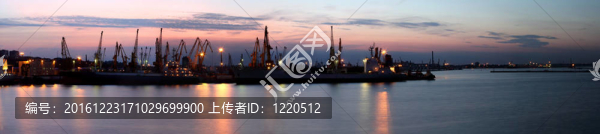 港口中幾座起重機(jī)的輪廓；日落時(shí)拍攝