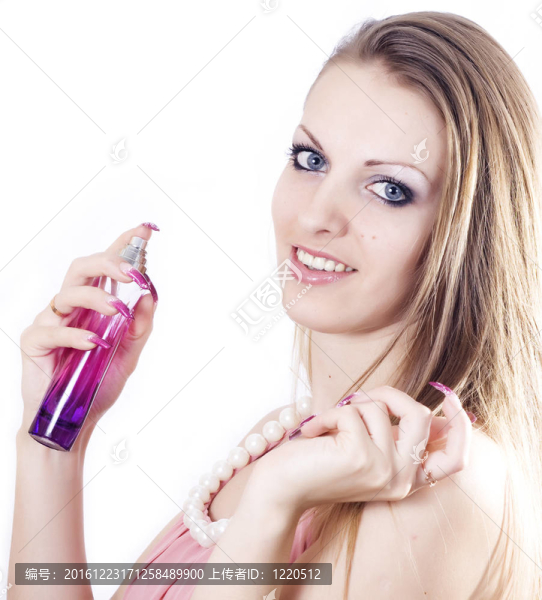美麗年輕女性香水