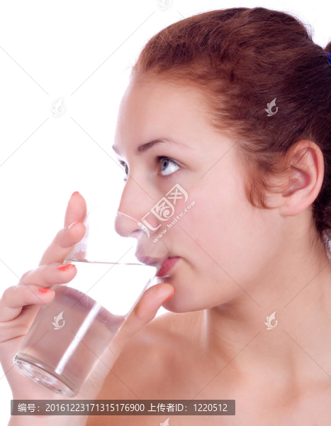 美麗的少女喝玻璃水