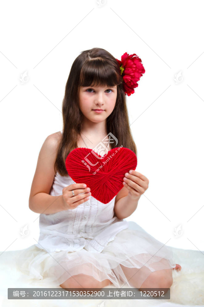 可愛(ài)的黑發(fā)穿白色連衣裙的女孩拿著紅色的心在她手中；分離