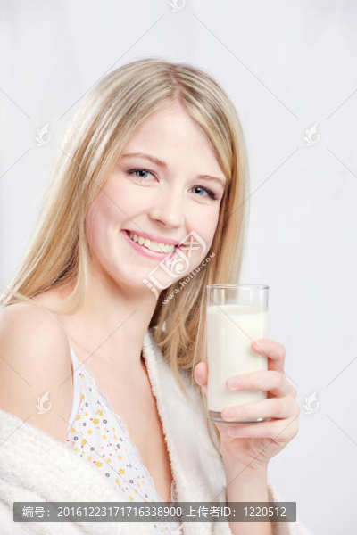 金發(fā)女人拿著一杯牛奶