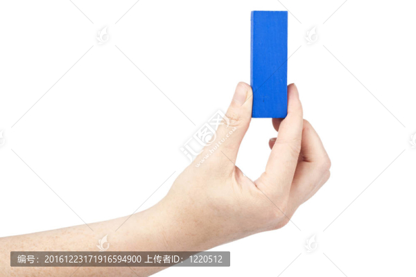 手持木塊