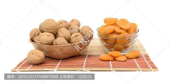 核桃和干燥的白色背景上的杏子