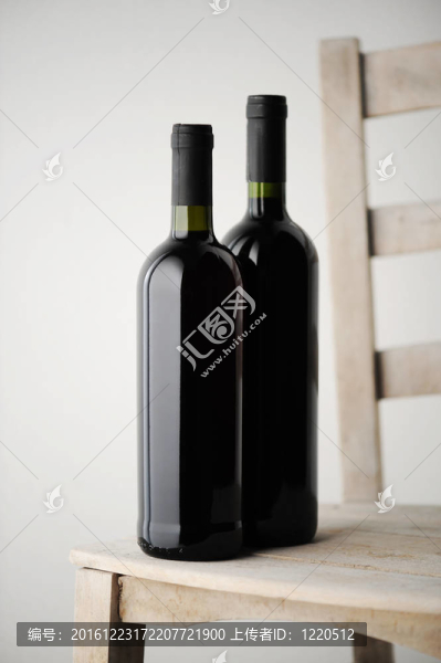 白酒瓶上的兩瓶紅酒
