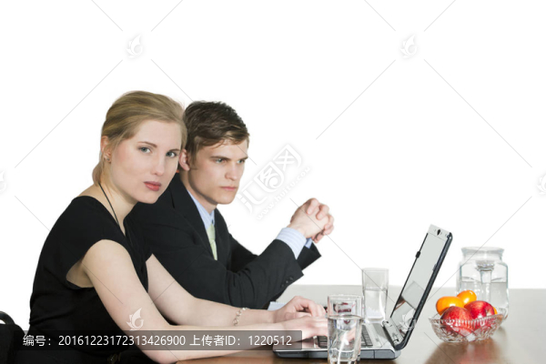 商務(wù)會(huì)議中的嚴(yán)肅夫妻