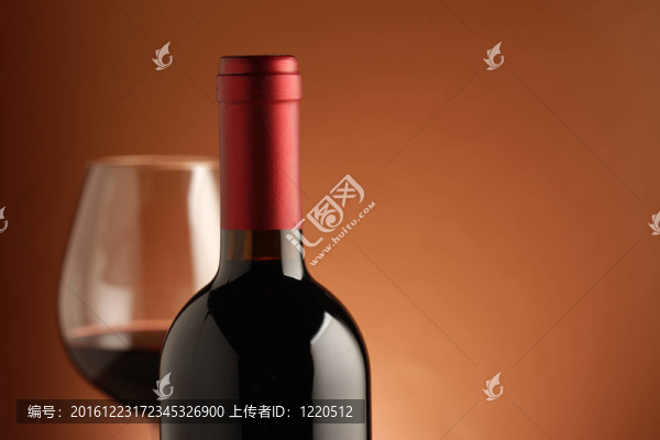 一瓶紅葡萄酒