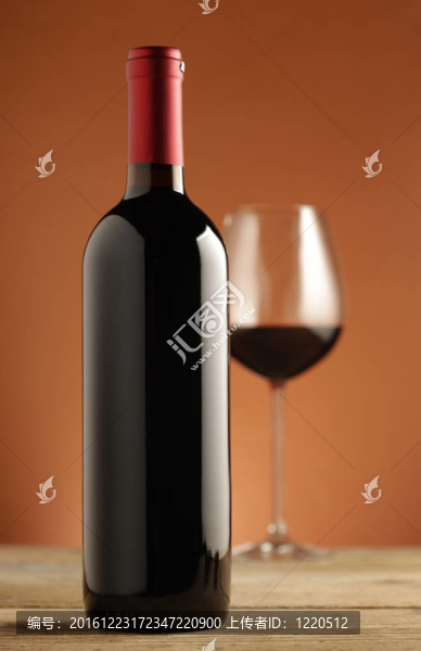 一瓶紅葡萄酒