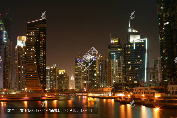 迪拜夜間碼頭；UAE