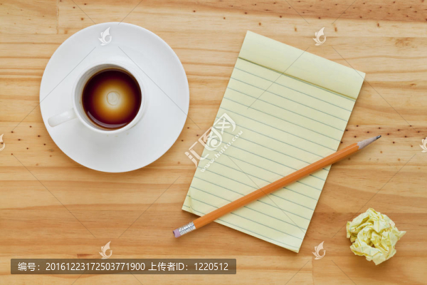 空咖啡杯和記事本