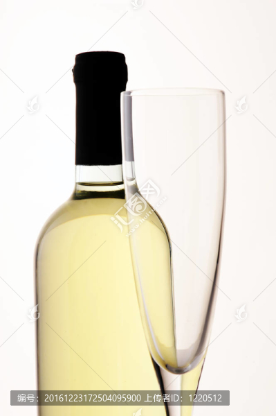 酒瓶和玻璃杯