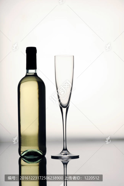 酒瓶和玻璃杯