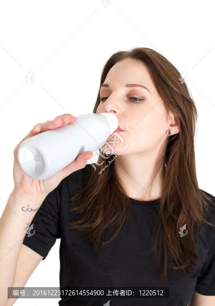 女人拿著一瓶無乳糖牛奶