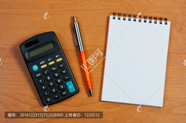 計算器；桌上的記事本和筆。