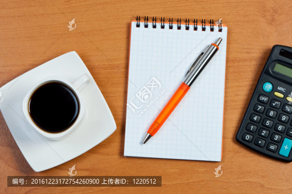 咖啡；桌上的筆記本和筆。