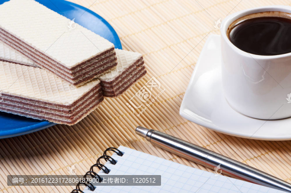 松餅杯咖啡。桌上的記事本和筆。