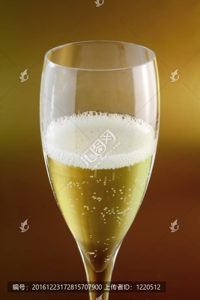 金色背景的香檳酒杯