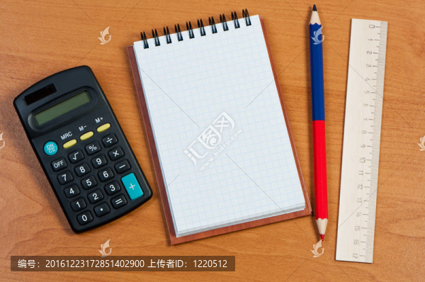 記事本；計算器；桌上的鉛筆。