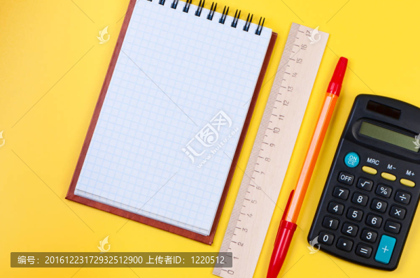 黃色背景的錢(qián)包和計(jì)算器。