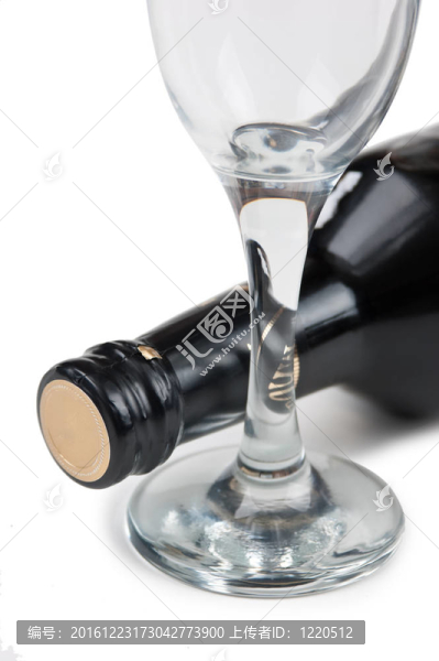 酒瓶和酒杯的白色隔離