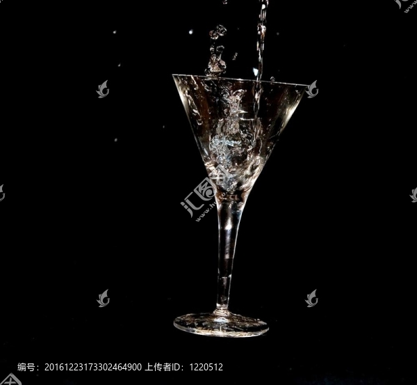 干凈的飲用水在黑暗的背景下流入玻璃