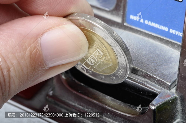 老虎機：插槽介紹硬幣和手指持有歐元硬幣