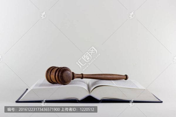 法律文本的書和一個(gè)小木槌
