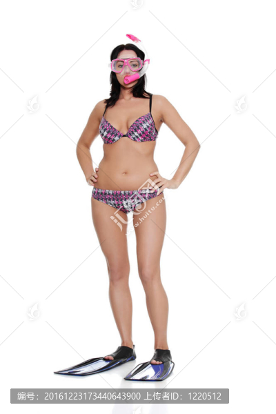 用大號(hào)腳蹼和潛水面具的女人。