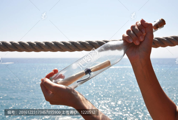 手上有信息的瓶子