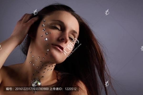 用玻璃石頭的年輕女子的肖像
