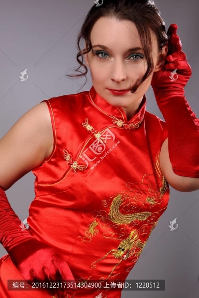 穿紅裙子的年輕女子