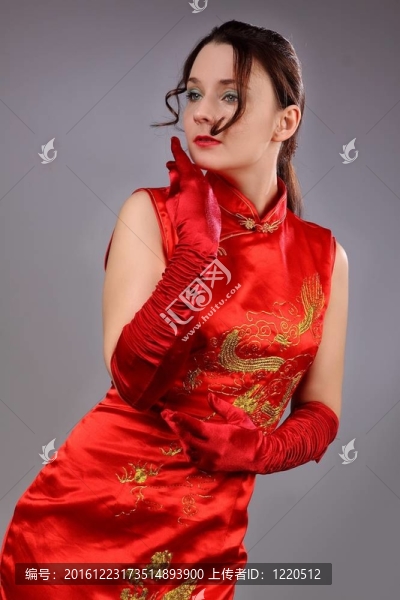 穿紅裙子的年輕女子
