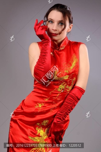 穿紅裙子的年輕女子