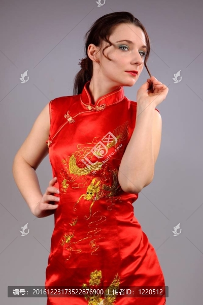 穿紅裙子的年輕女子