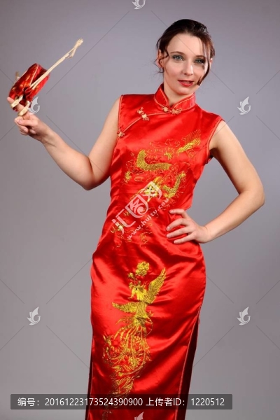 穿紅裙子的年輕女子