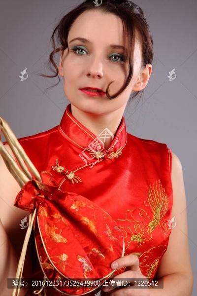 穿紅裙子的年輕女子
