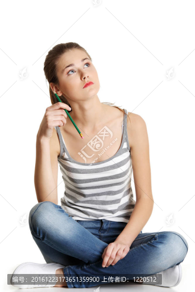 一個完整長度的白人女性青少年坐正面肖像