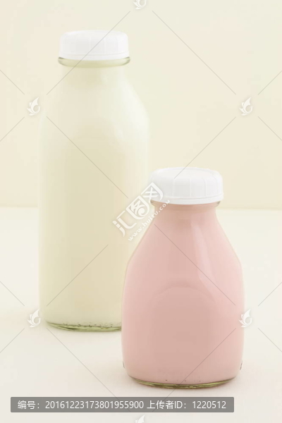草莓牛奶品脫和四分之一奶瓶