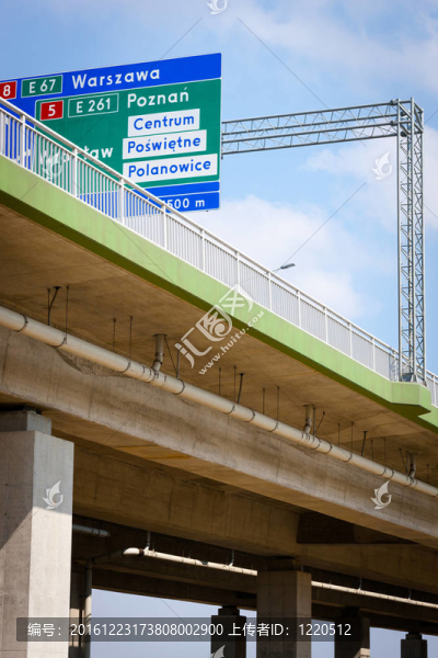 高速公路下。城市場(chǎng)景