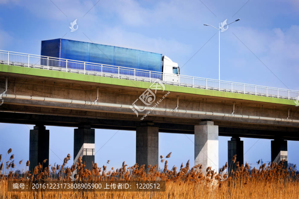 公路上的卡車